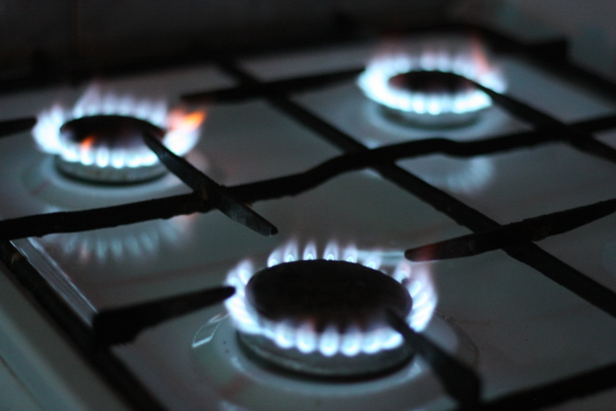 Кілька конфорок газової плити з рівним полум'ям одночасно